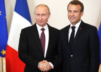 Marine Le Pen: Macron « a raison » de discuter avec Poutine