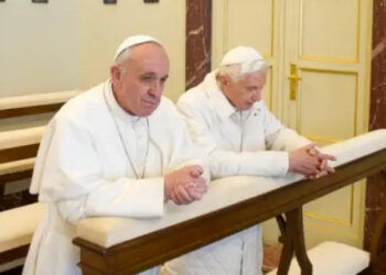 Le Pape François appelle à prier pour son prédécesseur Benoît XVI « très malade »